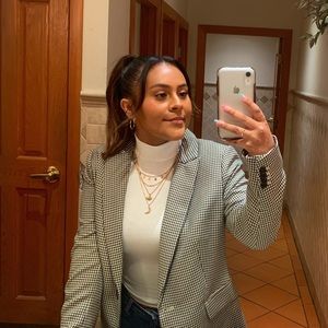 Meet your Posher, Laura